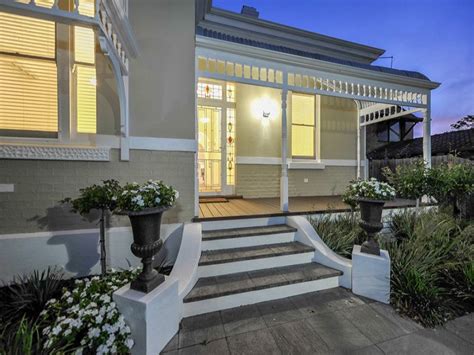 Highlight architectural details with a crisp white colour. Love the colours in the renovation of this Federation ...