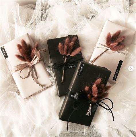 See more ideas about gifts, gift wrapping, creative gift wrapping. 15 elegant, modern DIY gift wrap ideas - 100 Layer Cake