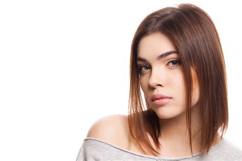 Inverted bobs, stacked bobs, or blunt bobs are ideal in case of thin hair. thin-hair-haircuts-chin-length-bob - Hairstyle Stars