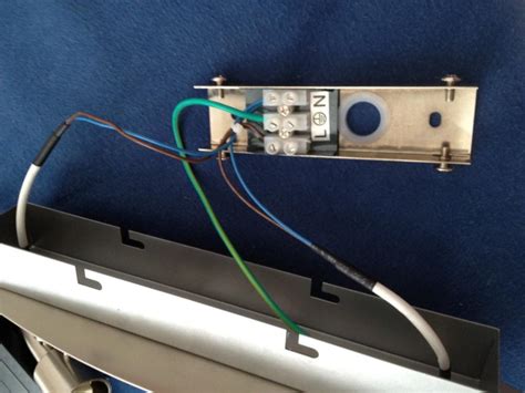 Hi community habe eine lampe die normalerweise einfach an der decke montiert werden müsste. Lampe im Zimmer anschließen, aber wie? (Elektronik ...