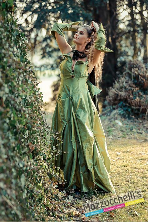 Quando la compagnia dell'anello abbandonò lòrien, gli elfi donarono ad ognuno di loro un mantello con cappuccio di stoffa di seta leggera ma calda, tessuta da galadriel. Costume Elfo Arwen - Signore degli Anelli in vendita a ...