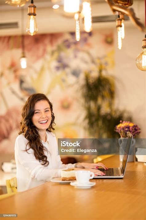 Kafede Dizüstü Bilgisayar Kullanan Ve Kahve Içen Kadın Portresi Stok Fotoğraflar And Kafe‘nin Daha