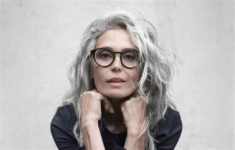 Glasses That Make You Look Younger 29 Examples Grey Hair And Glasses Hairstyles With Glasses