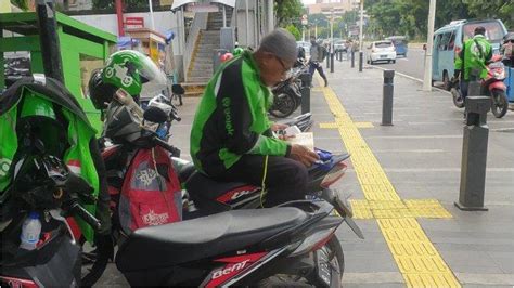 Viral Driver Ojol Baca Alquran Di Atas Sepeda Motor Saat Menunggu Orderan Tribunambon Com
