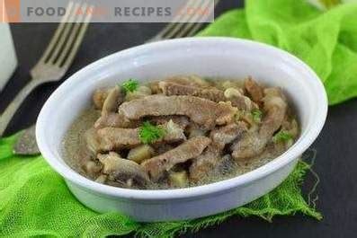 Il manzo alla strogonoff è un piatto tradizionale russo a base di carne, cipolle e funghi champignon. Filetto alla Stroganoff con funghi