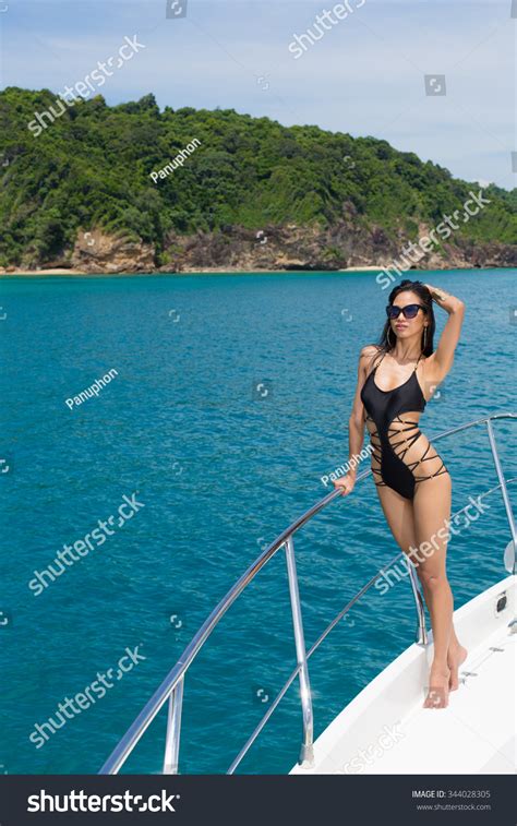 Sexy Women On Yacht Foto Stock 344028305 Shutterstock