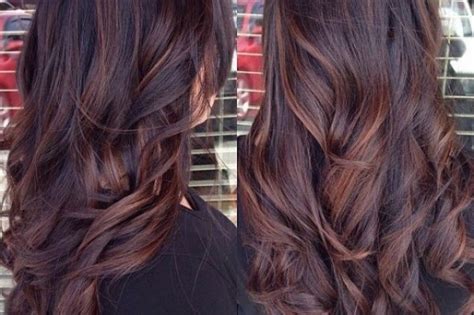 Il castano cioccolato caldo è un colore luminoso di capelli che sta bene agli incarnati sul beige e agli occhi di tutti i colori. Capelli color cioccolato: consigli, tendenze, mode, esempi