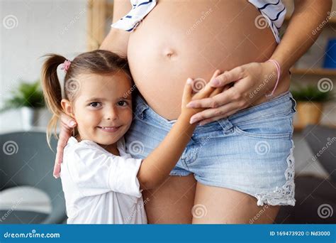 Mooie Zwangere Vrouw Met Schattige Dochter Zwangerschap Gezin