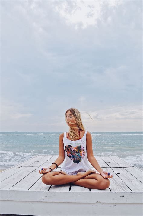 Om yoga ocean sea йога море поза лотоса Фотографии йоги Позы йоги