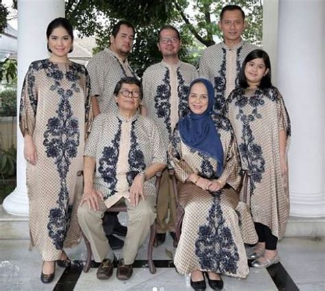 Daripada bingung mau pilih baju yang mana buat lebaran nanti, pilih saja model baju sarimbit, modis, dan kekinian yang sudah brilio.net rangkum dari berbagai sumber pada senin (4/5) berikut ini. 30+ Model Baju Sarimbit Keluarga Lebaran 2020 - Fashion ...