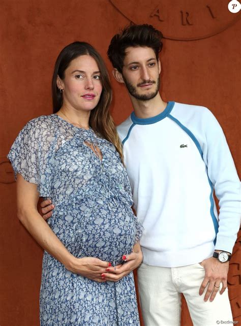Pierre Niney et sa compagne Natasha Andrews enceinte de leur 2 ème