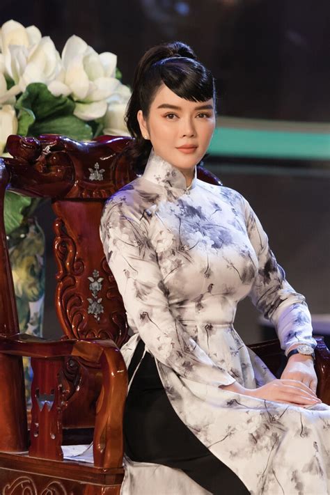 Nhã kỳ sở hữu.người anh nuôi thứ 2 của lý nhã kỳ là ông soofeen hu, một tỷ phú người đài loan.vốn là nghệ nhân nổi tiếng về ngọc bích, ông soofeen hu được coi là vua ngọc thế giới.người. Tuổi U40, Lý Nhã Kỳ mặc áo dài hóa mỹ nhân thời xưa, "đốn ...