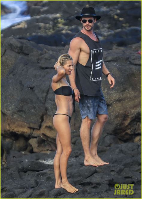 Chris Hemsworth Grabs Wife Elsa Pataky S Butt At The Beach Photo Bikini Chris