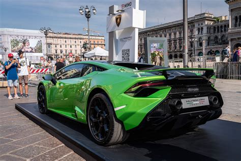Lamborghini Huracán Tecnica De 640 Cv é Mostrado Em Milão