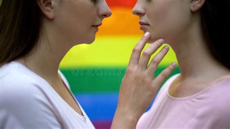 Sensaciones Blandas De Los Amantes Lesbianos Que Van A Besarse Amor