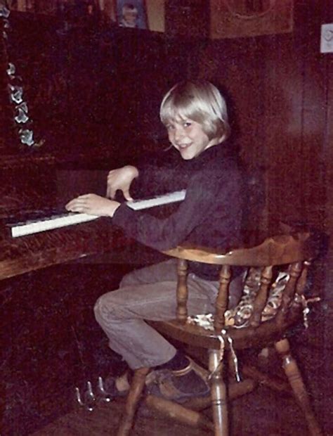 This video collects live moments when cobain dramatically the death of cobain haunts nick hornby's second novel, shattering some of its characters and binding. Kurt playing piano. | Cobain death, Kurt cobain