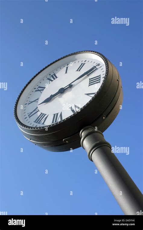 Street Clock Showing Quarter Past Nine Against Blue Sky Stock Photo Alamy