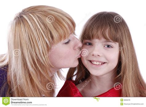 La Madre Está Besando A Su Hija Feliz Fotos De Archivo