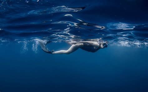 Wallpaper Underwater Women Blue Swimming 2560x1595