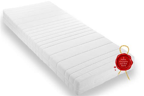 Eine matratze in 200x200 cm sorgt für eine durchgängige liegefläche in einem doppelbett ohne störende besucherritze. _Wohnorama Qualitäts Matratze 180 x 200 Rollmatratze