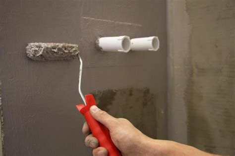 Badezimmer abdichten mit System - Bauhandwerk