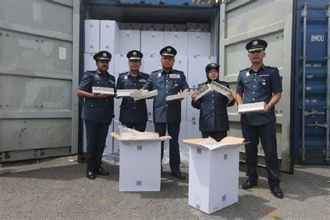 Keluarga marcel terlihat jadi pembantu di rumahnya sendiri dan dipaksa melayani sandra dan monica suci membutuhkan biaya untuk operasi suami dan anaknya sehingga ia menikah dengan marcel. JKDM rampas rokok seludup RM30.8 juta | Kes | Berita Harian
