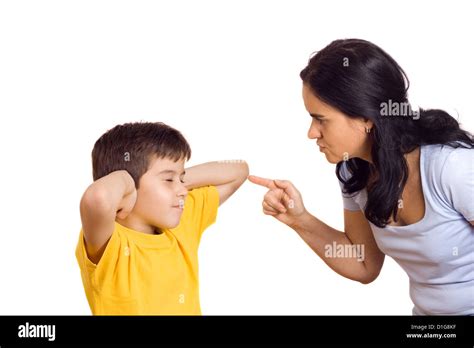 Madre Regañando A Su Hijo Con Señalado Del Dedo Fotografía De Stock Alamy