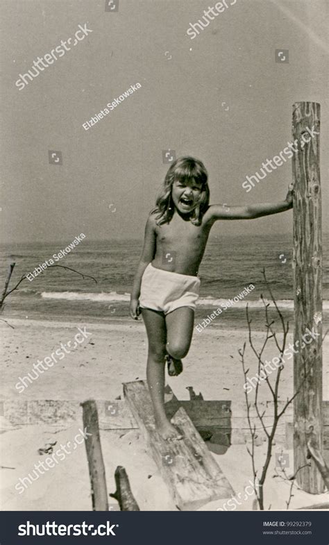 Vintage Photo Little Girl On Beach Stok Fotoğrafı 99292379 Shutterstock