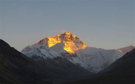 Download Wallpaper 1680x1050 Dawn Sunlight Glowing Mountains Peak