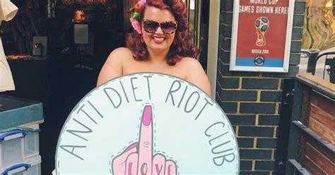 Anti Diet Riot Club Te Dziewczyny Pokazują środkowy Palec Kultowi
