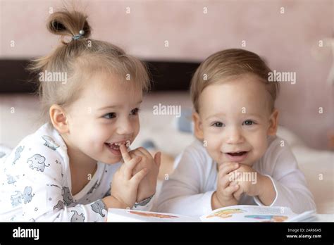 Niños Encantadores Hermano Y Hermana Leyendo Un Libro En La Cama