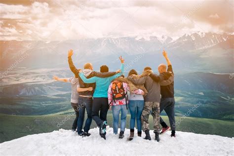 Gruppo Di Amici Sono Felici Che è Salito In Cima Alla Montagna Si