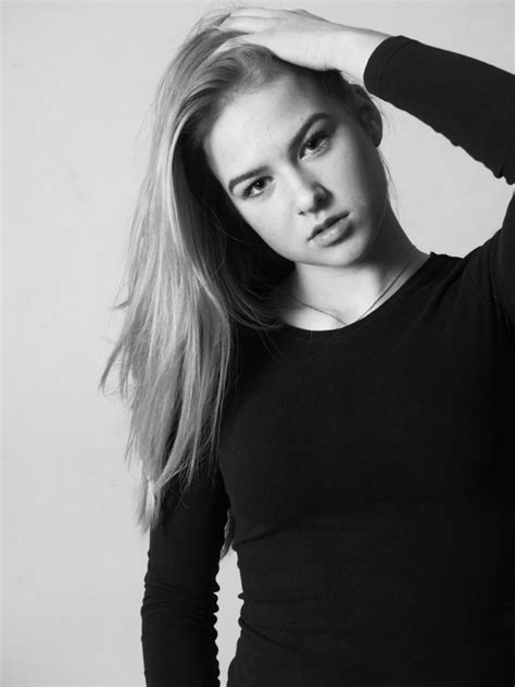 Model Vianne Boeken Via Models Inc Int