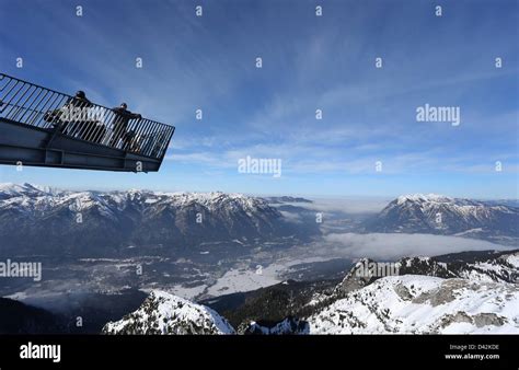 Ein Tourist Genießt Die Sonne Auf Die Aussichtsplattform Alpspix Auf