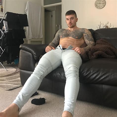 curtidas comentários Chris Hatton hatts no Instagram Id rather pop jeans