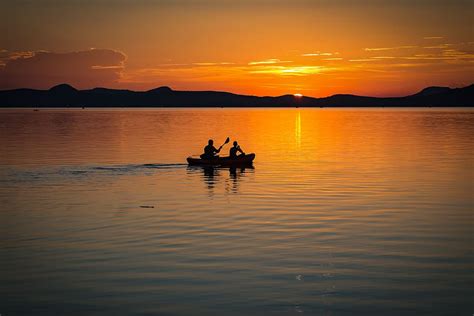 Hd Wallpaper 2 Person On Boat Sailing In Clear Water During Sunset