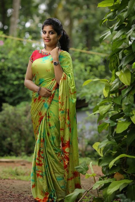 Latest plain saree with heavy blouse designs. Green plain satin designer saree with blouse - PRAKRITHI ...