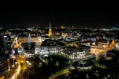 Sie sind auf der suche nach stadion dortmund und möchten sich über firmen und unternehmen informieren? Dortmund Stadtbild bei Nacht mit Weihnachtsmarkt Foto ...