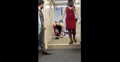 Video Of Two Women Brawling At Laguardia Airport Law And Crime