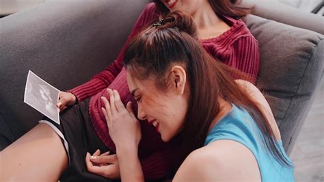 Feliz Pareja De Lesbianas Embarazadas Mirando La Imagen De Ultrasonido