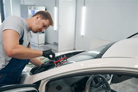 A Guide To Repairing And Replacing Automotive Glass For Pros In Auto