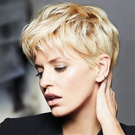 So let your hair go crazy by letting a new hairdo hit your head hard. 50 Trendy Pixie Haircuts + Short Hair Ideas for 2020-2021 ...