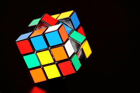 Un Rubiks Cube Qui Se Résout Tout Seul Une Véritable Idée De Génie