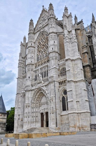 Nous avons le plaisir de vous proposer à la vente cette belle maison de campagne, située à bristol immobilier: Beauvais Cathedral of St-Pierre France Travel Info