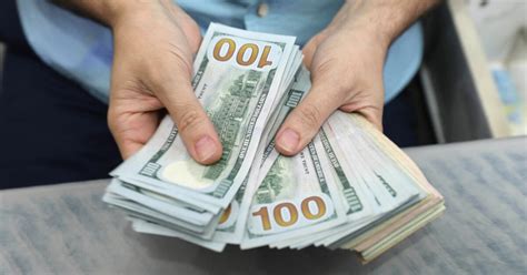 Hombre Se Hace Viral Al Mostrar El Fajo De Dólares Que Gana Durante Una Semana De Trabajo En Ee