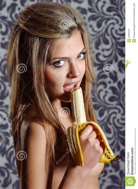 Les jambes qui s'écartent pour laisser apparaître une culotte, voir la dentelle des bas quand les jambes sont croisées et que la jupe remonte trop. Portrait De Femme Avec Du Charme Mangeant La Banane Image stock - Image du érotique, nutrition ...