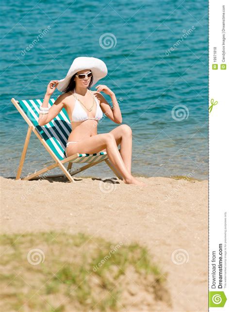 Donna Sottile Di Estate Che Prende Il Sole Nel Deckchair Del Bikini