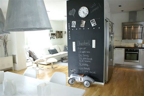 Con la pintura pizarra blanca sketchpaint convertirás cualquier pared en canarias en una pizarra para rotulador o tiza a tu medida, un espacio interactivo. PINTURA DE PIZARRA | contrastes