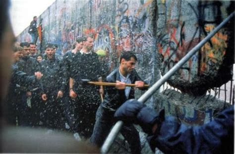 Sledgehammer Berlin Wall Iconic Photos Rare Photos Cool Photos Rare