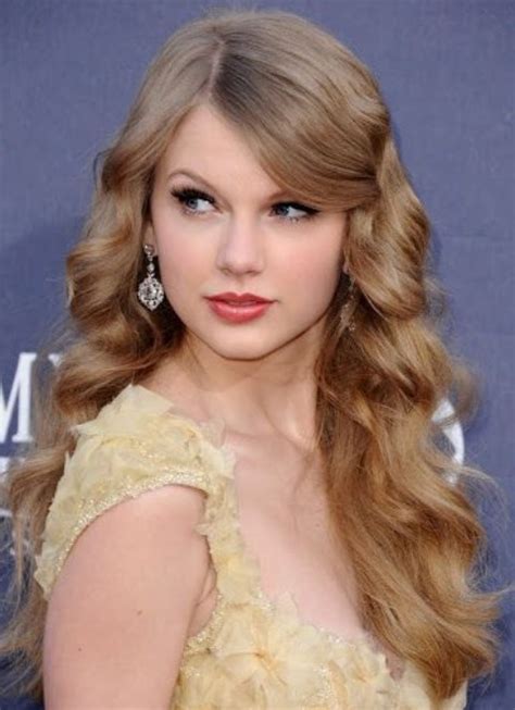 Taylor Swift Hairstyles Voluminous Loose Curls With Side Parted Bangs